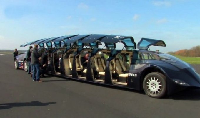 В Голландии испытан Superbus с 16 дверьми-крыльями (4 фото)