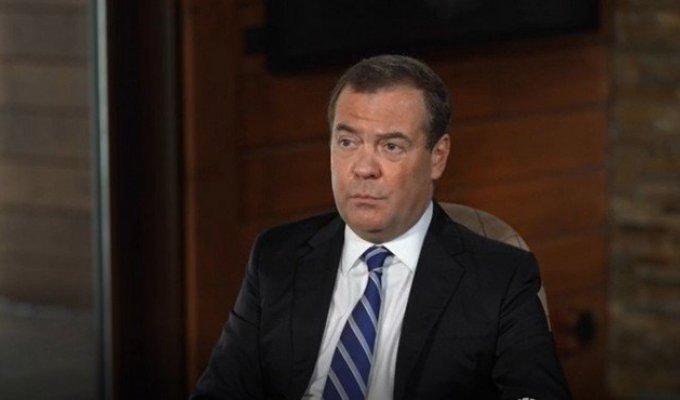 Дмитрий Медведев ответил генсеку НАТО Столтенбергу по гарантиям безопасности: "Войны никто не ищет" (2 видео)
