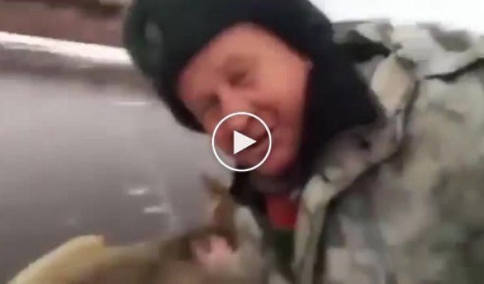 Добрый житель Красноярского края спас косулю с замерзшего озера