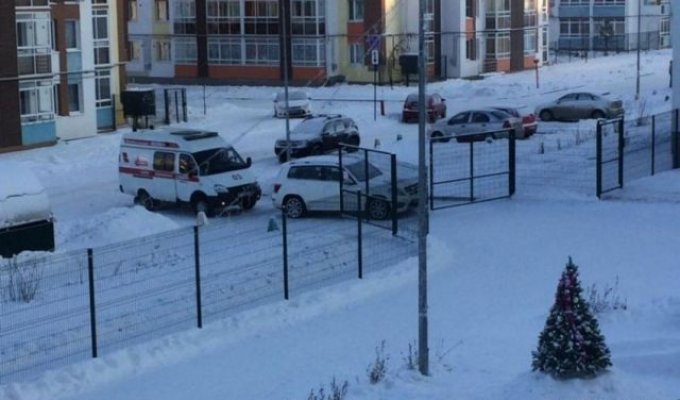 Автомобиль спортсменки Юлии Скоковой заблокировал проезд скорой помощи (2 фото)