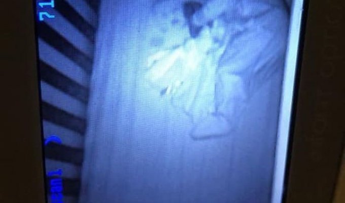Американка увидела призрак младенца в кроватке сына, но в реальности все оказалось намного смешней (2 фото)