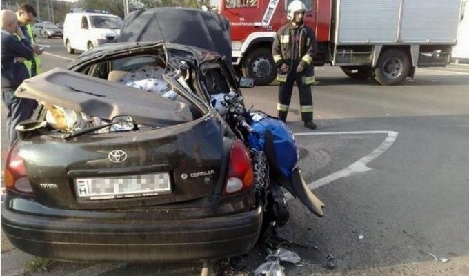  Столкновение автомобиля и мотоциклиста в Венгрии (5 фото)