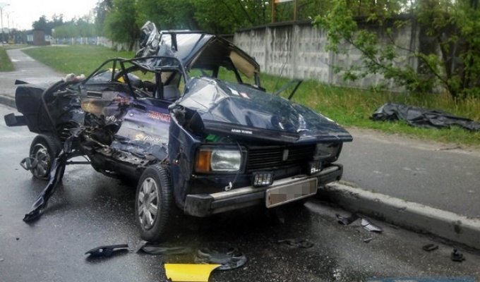  Ужасное ДТП в Киеве в котором тело погибшего водителя авто извлекали с помощью специальных инструментов