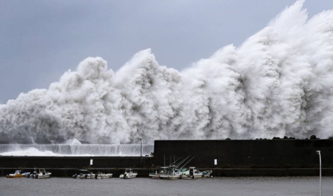 На Японию обрушился самый мощный за 25 лет тайфун (7 фото)