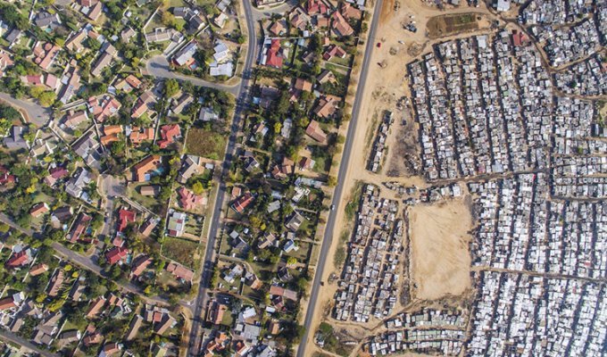 Шокирующее расовое неравенство в ЮАР в объективе беспилотника (13 фото)