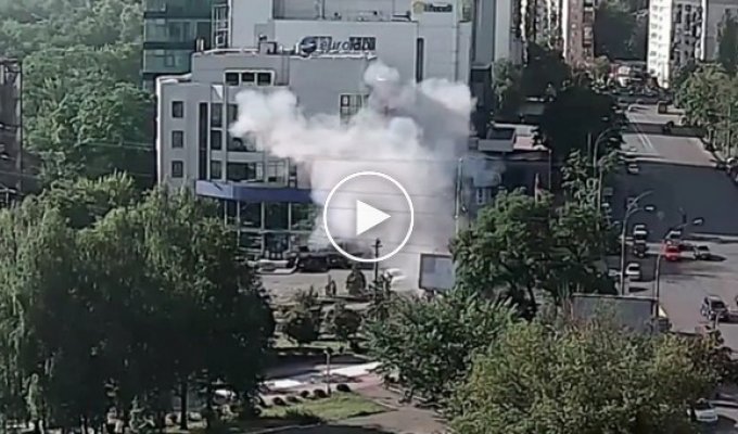 В сеть попало увеличенное видео момента взрыва машины, в которой находился подполковник ГУР
