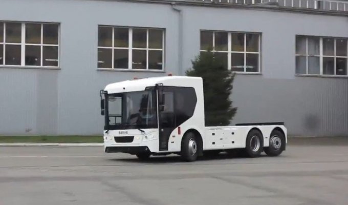 Производитель легендарных ЛуАЗов выпустил уникальный грузовик (2 фото + 1 видео)