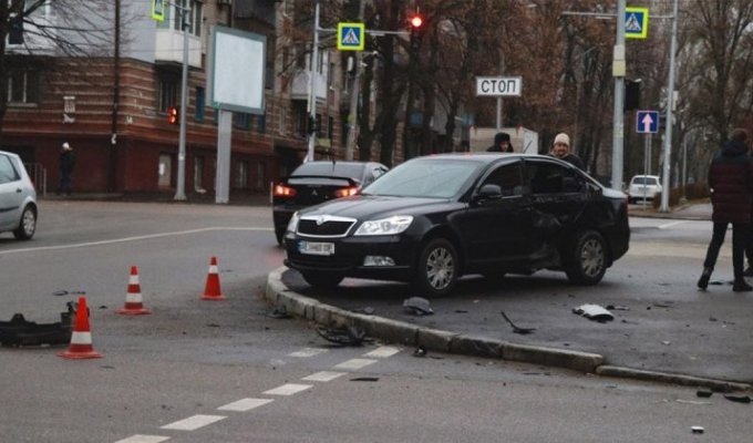 Водитель хотел проскочить на красный, но вылетел на тротуар и сбил женщину (4 фото + 2 видео)