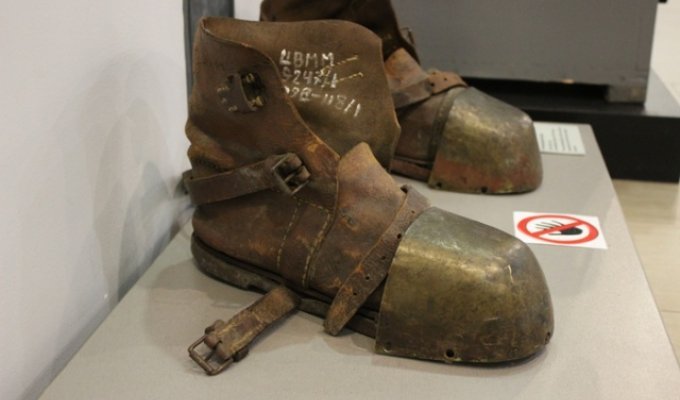 Как вы думаете, для чего использовались такие ботинки? (3 фото)