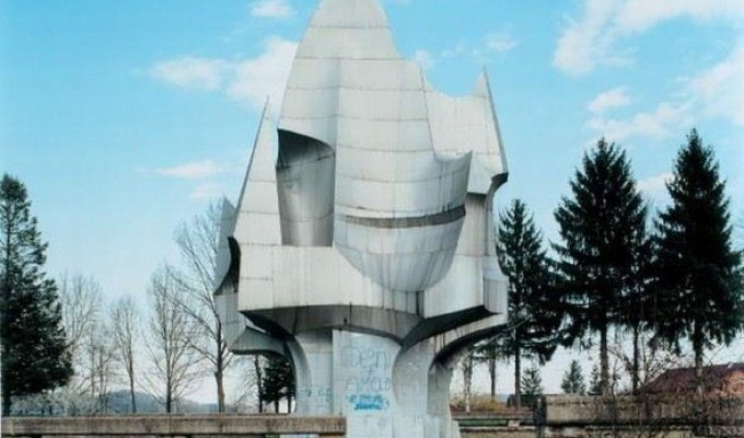 Югославские споменики (15 фотографий)