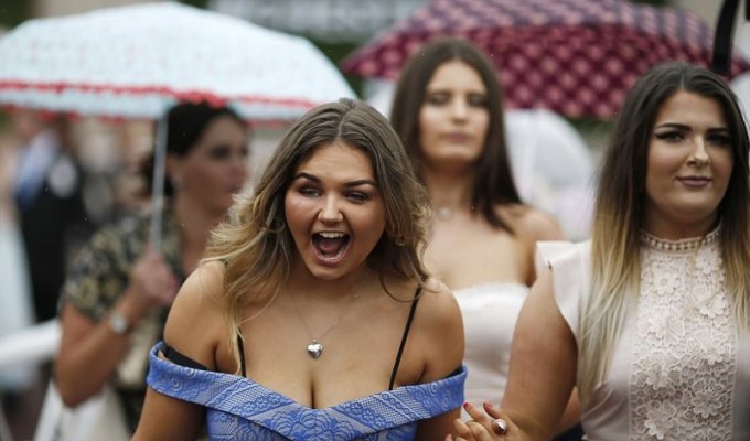 Дождю бойкот: модницы разоделись ради скачек в Честере (16 фото)
