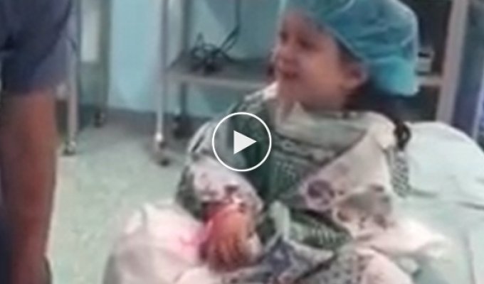 Анестезиолог приподнимает настроение маленькой девочке перед операцией 