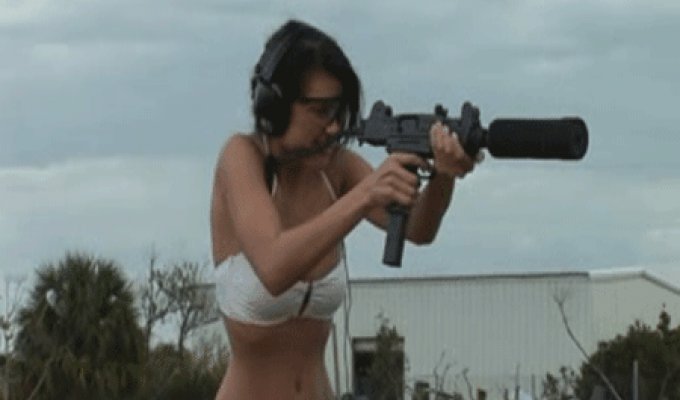 Симпатичные девушки стреляют из оружия (20 гифок)