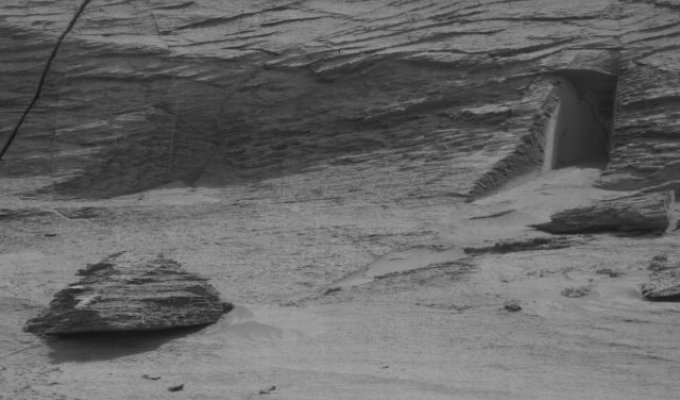 На Марсе нашли «дверной проем» в скале