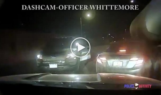 Американский полицейский застрелил водителя, который не подчинялся требованиям об остановке