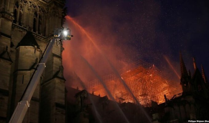 Французский бизнесмен пожертвовал 100 млн евро на восстановление собора Парижской Богоматери (1 фото)