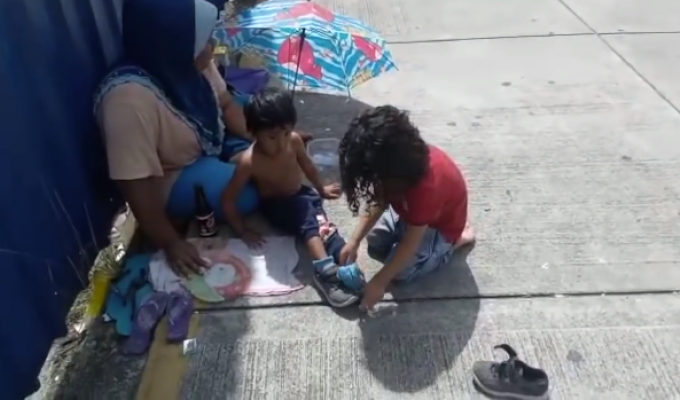 Ребенок подарил свою обувь и носки бездомному мальчику на улице в Малайзии (5 фото + 1 видео)