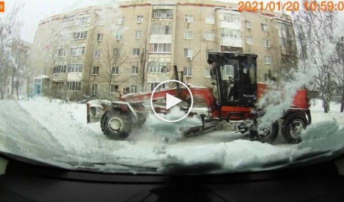ДТП со снегоуборочным грейдером в Казани