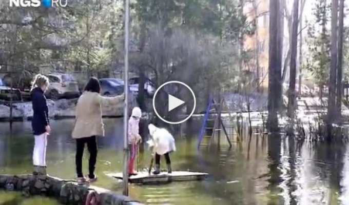 В Новосибирска дети на самодельных плотах устроили заплыв в огромной луже