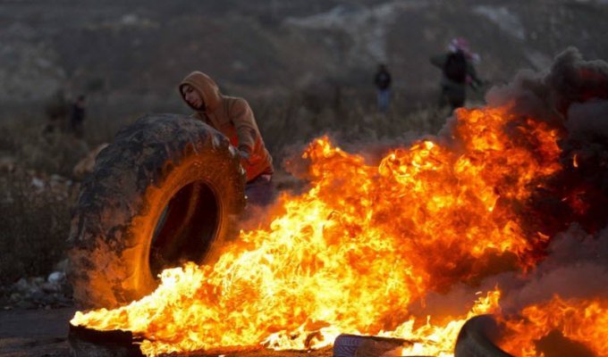 Волнения в Израиле: в ход пошли покрышки (29 фото)