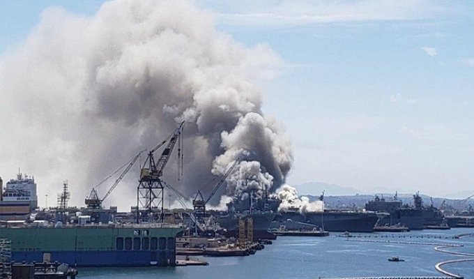 На военно-морской базе в Сан-Диего загорелся корабль «Боном Ричард» (USS Bonhomme Richard) (8 фото + 2 видео)