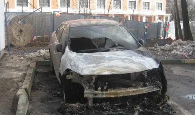 В Москве активисту, жаловавшемуся на чиновников, сожгли автомобиль (2 фото + 2 видео)