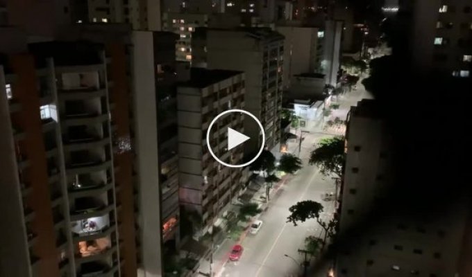 Скучающие в самоизоляции бразильцы сыграли в известную видеоигру на стене дома