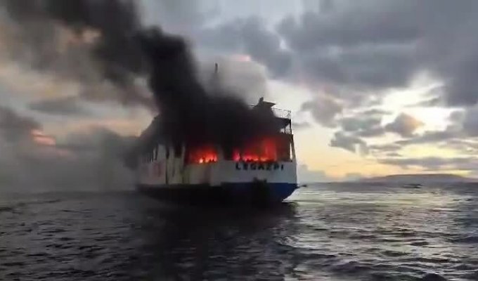 Паром со 120 пассажирами на борту загорелся в море у Филиппин (3 фото + 2 видео)