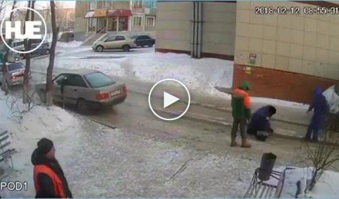 Врач избивает пациента на улице в городе Павлодар республики Казахстан