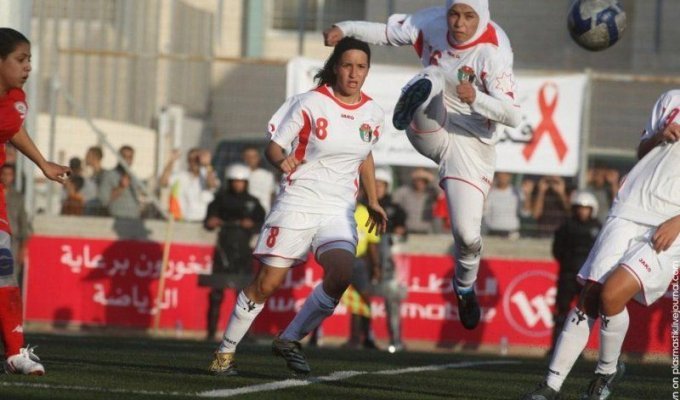 Арабский женский футбол: есть и такой (3 фото)