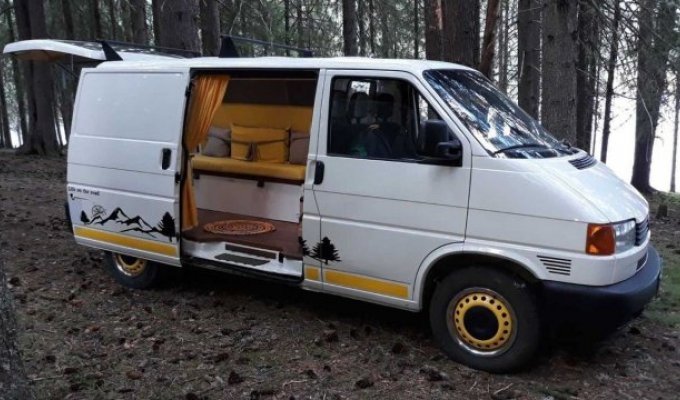 Мастер из Болгарии переделал старый Volkswagen Transporter в удобный и необычный дом на колесах (11 фото)