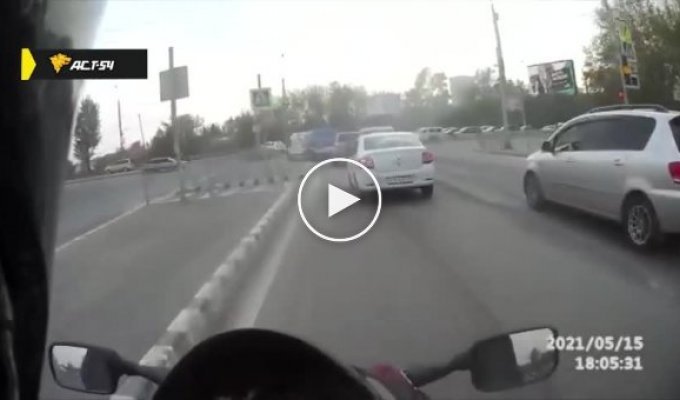Награда нашла «героя». В Новосибирске невнимательный автомобилист подбил мотоциклиста
