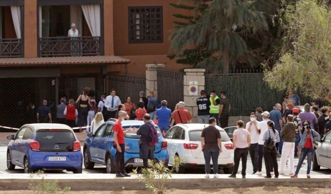 Больше сотни туристов закрыли на территории отеля из-за больного Covid-19 соседа (4 фото)