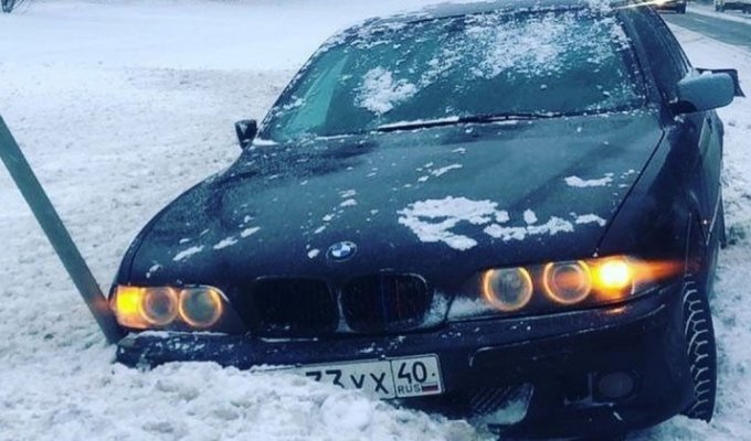 «Кармой машины я цепляю снег,» — автомобилист на BMW вылетел с трассы (4 фото + 1 видео)