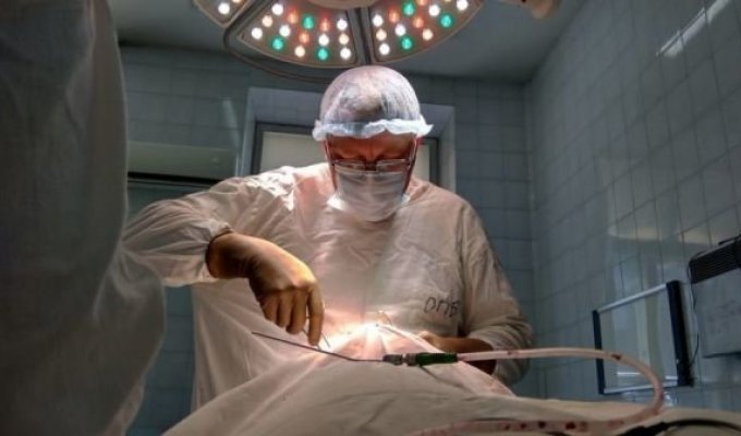 Хирург уже несколько лет тратит свой отпуск на то, чтобы провести бесплатные операции детям (16 фото + 1 видео)