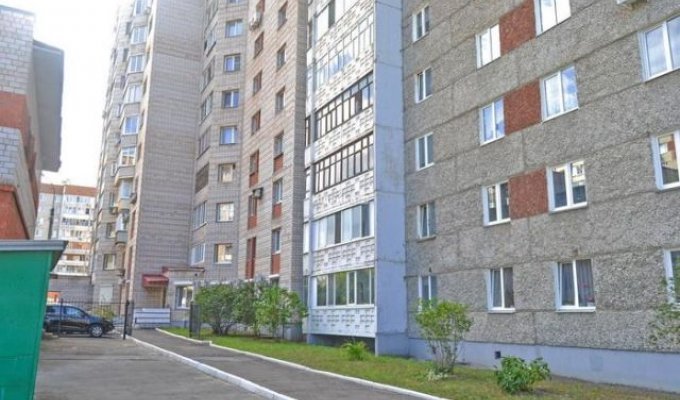 Необычная многоэтажка в Ижевске (2 фото)