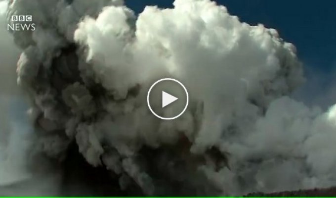 Туристы и съемочная группа BBC попали под извержение сицилийского вулкана