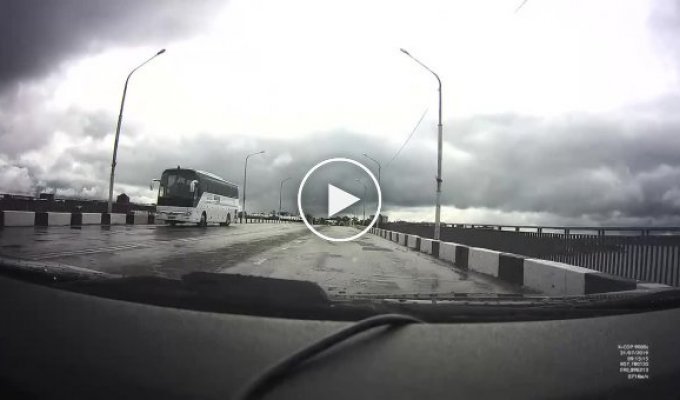 Пассажирский автобус врезался в ограждение на мосту в Костроме