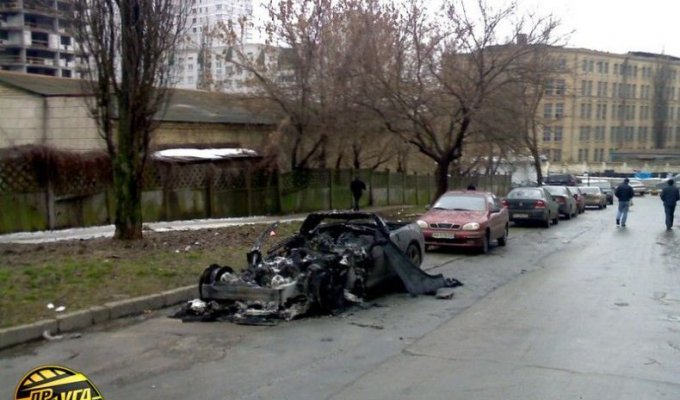  В Киеве сгорел Corvette (19 фото)