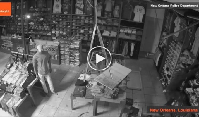 Неуклюжий грабитель забрался в магазин через крышу, но не смог вылезти обратно