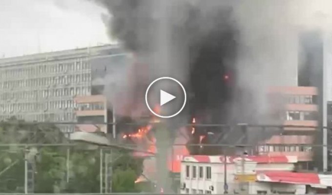Москва сгорает. В бизнес-центре начался пожар, из здания слышны крики о помощи
