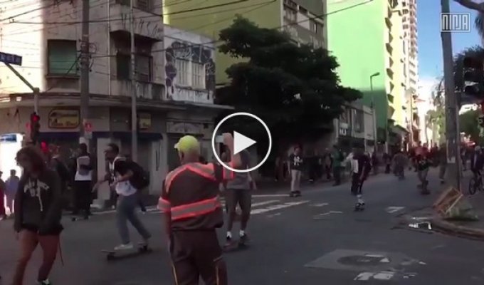 В Сан-Паулу автомобиль протаранил толпу скейтбордистов