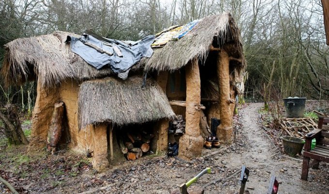 Парень за 4 года построил настоящий «дом хоббита» из глины и коряг (10 фото)