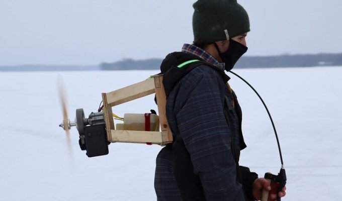 Мужчина изобрёл «рюкзак» для скоростного катания по льду (4 фото)