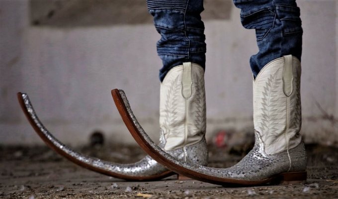 Почему мужчины в Мексике носят причудливые ботинки с длинными носами? (5 фото)