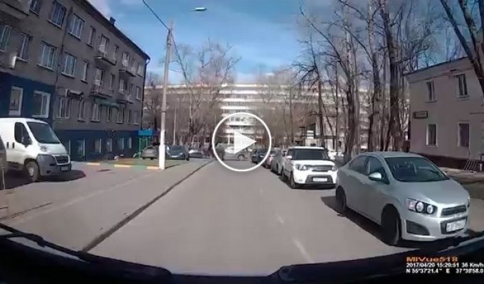 Водитель не пропустил детскую скорую помощь в Москве