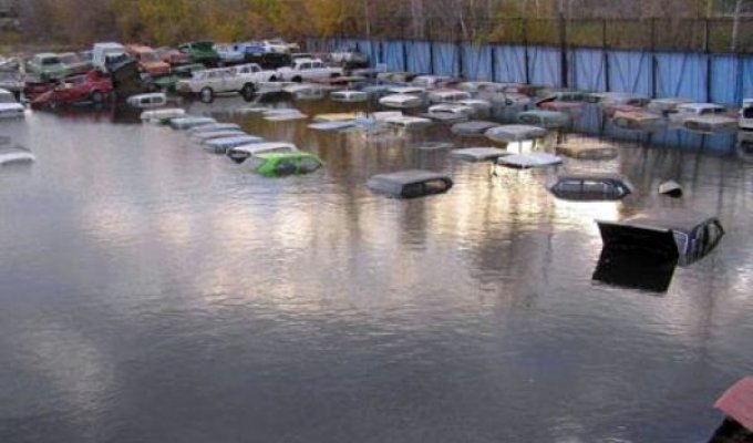 Затопленная парковка (4 фото)