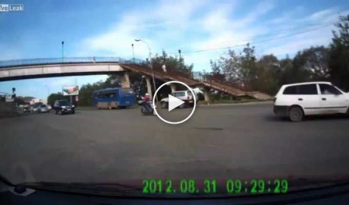 Лобовая авария грузовика и легковушки во Владивостоке