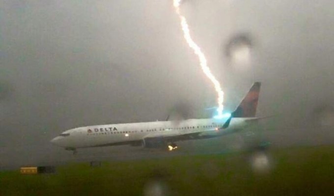 Что происходит, когда молния попадает в самолет? (2 фото + 2 видео)