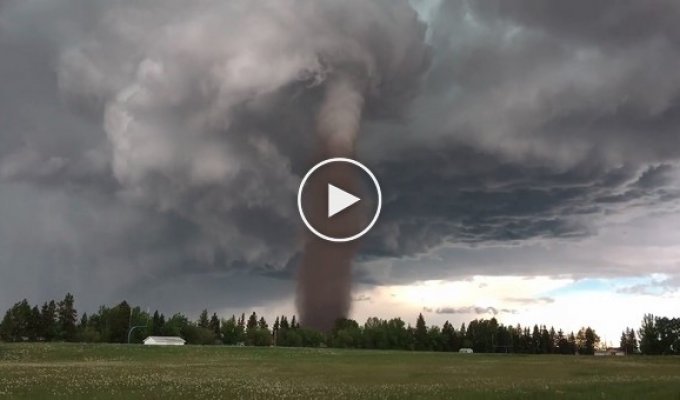 Житель канадского городка запечатлел мощный торнадо